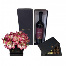 Vino Luigi Bosca Malbec Bombones mas box cartera de Alstroemerias