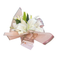 Moderno y original arreglo con liliums